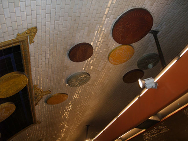 本当はもっと散歩していたかったけど、土曜日の今日に買い物しないと、おみやげまとめて買えなくなっちゃうから、泣く泣くギャラリー・ラファイエットまで買い出し。<br /><br />ギャラリー・ラファイエットのお土産売り場で、さがしてた「Paris Pratique」をやっとゲット。この地図の見方と、目的地の住所がわかれば、どこでも行ける。というのでほしかったのです。<br />（本屋に今までめぐりあわなかった）<br /><br />・・・これあると、本当に住所だけでいけるよーー。便利すぎる！！！<br />日本で携帯に気になるところの住所送っておいたのがやっと使える。よかった。<br />（http://www.hitoriparis.com/benri/tizu.htmlに地図の見方の説明がありました）