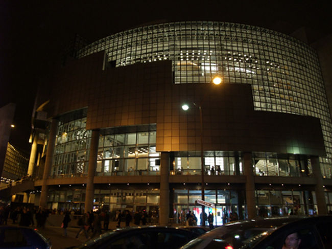 今日はオペラの日なので、いそいでホテルにもどりオペラ座へ。<br /><br /><br />プッチーニ「ラ・ボエーム」です。<br /><br />アリア知ってるのいくつかあるし、定番安心のプログラム。パリだから、もうちょっとめずらしい演目で見たかったような気もする。<br /><br /><br /><br />そして今日はなんと前から3列目中央。高かったけど（170ユーロくらいだったと思う）これ逃すとチケット買えないかも。だったから思い切ってえーい。<br />日本で一流オペラのこの席買うと考えたらすごく安いけど。