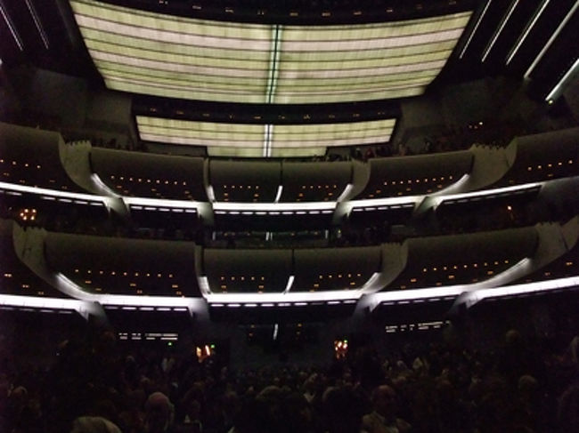 チケットは入口入って左手の黒っぽいブースで引き換えでした。そして開演10分も前にベルがなるので、ちょっとあせる。<br /><br /><br />オペラ・バスティーユは内装きれいな普通の大ホール。おおきいね。。。<br /><br /><br /><br />3列目なんだけど、前のおじさん（日本人？）の座高が高くて、視界がちょっと。。背が小さい人は、エアざぶとんとかあってもいいかもしれないと思いました。<br /><br /><br />見に来ている方たちの服装は、気分楽しむ感じで日本の結婚式招待客女子のようなドレスのひと、ちょっとラフ目だけどすごくおしゃれなひとといろいろ。<br />正装。というより、センスいい。も多いような。デニムだけどスマートにまとめてるのひともいた。もちろんとても高そうなお洋服の方もいらっしゃり、それぞれ。個性大切のパリなのかな？