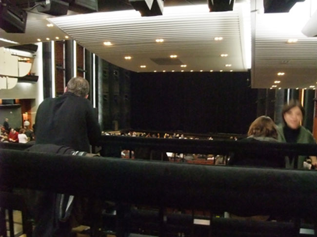 近代的なオペラ・バスティーユにもちゃんと立ち見席あり。いくらなんだろう。<br /><br /><br /><br />オペラは、前から3列目で見ただけあって、歌手の方々の声量にびっくり！。今までは遠くからしか見たことなかったけど、やっぱりこの人たちすごいんだ！！<br />歌の感情がよりぐぐっとくる。<br /><br />ステージのセットも洗練された感じだった。<br /><br /><br />・・・オペラ・バスティーユ自体はあまりに普通のホールすぎて、写真ぜんぜん撮りませんでした。<br />なんか写真とりまくるという雰囲気でないんだもん。。。<br /><br /><br /><br /><br />>>【パリ２】へ続く