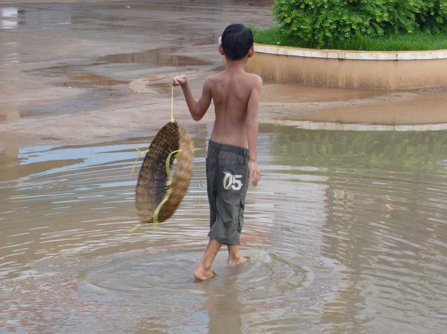 雨の後の水はけの悪さにも負けず、ずぶ濡れになって遊ぶ男の子。<br />街の至るところで同じような光景を見かけました。