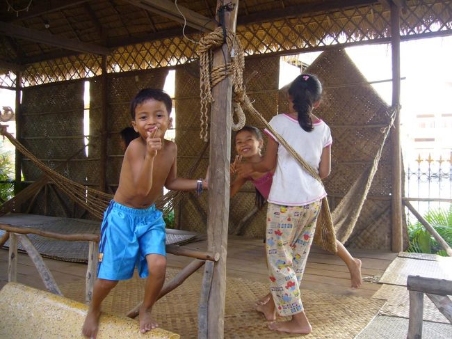 ゲストハウスに遊びに来ていた近所の子ども達。<br />元気いっぱい！ピース！！