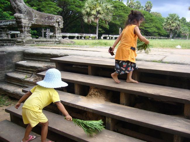 とっても良い奥さんになれそうな、未来のカンボジア淑女たち☆<br />アンコールワットの片隅で、お掃除中。<br />