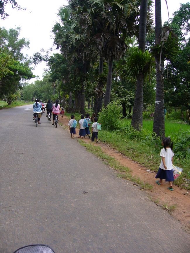 観光に向かう途中のひとコマ。<br />制服着て、テクテク学校に向かう子ども達。<br />