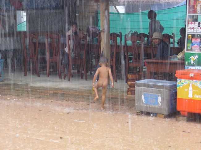 雨宿りさせてもらったお土産屋さんトコの小さな男の子。<br />雨の中、素っ裸でパシャパシャ遊んでいます。<br />パンツ履こうよ(笑)　風邪引いちゃうぞ！