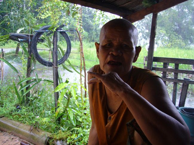 雨宿りさせてもらった民家(兼よろずや)のおばあちゃん。<br />会話は成立しなかったけれど、一緒に過ごした30分余りの時間が、なんだか心地よかった。<br />こういう出会いって、旅の醍醐味ですよねぇー。