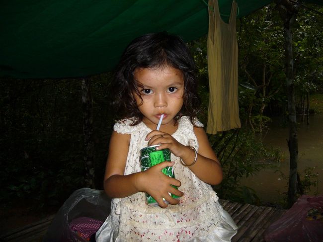 「このジュース、私のだもん。あげないよ。」<br />スカーフを購入したオバチャンところの女の子。<br />目がくりくりで、すっごい美少女！<br />少し警戒されてたかな…(汗)