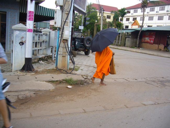 街角で見かけたお坊さん。<br />袈裟はいて、傘さして、どこかにお出かけ？
