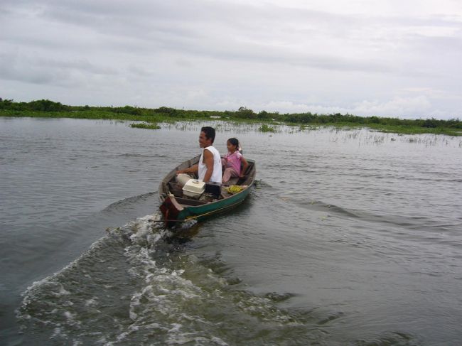 トンレサップ湖でのひとコマ。<br />親子そろって、船でお出かけ？仲良しですねー。
