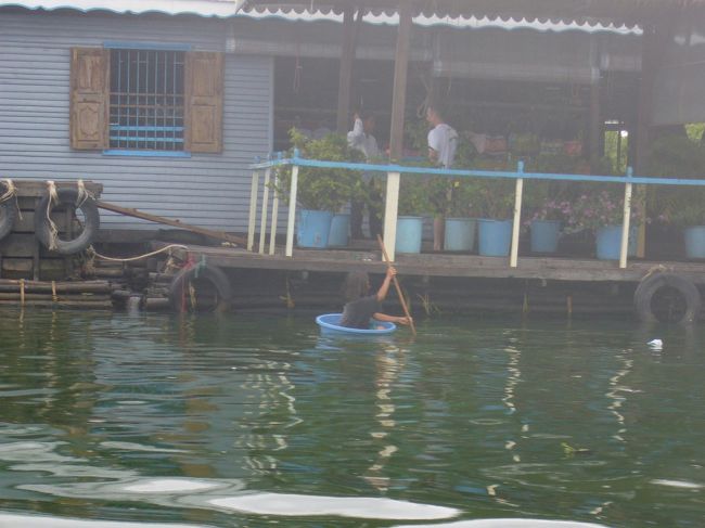 小さな桶に乗って、水上生活訓練中の子ども。<br />いつか大海原に出るのだ！