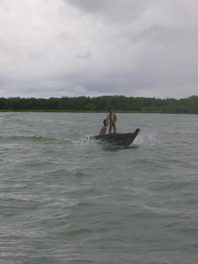 写真小さいですけども。<br /><br />素っ裸で、首に蛇巻いて、湖を船で駆け巡る子ども達。<br />な、何がしたかったのでしょう…思わず呆気に取られる(笑)