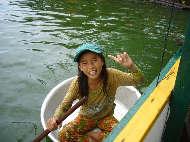 「1ダラー！」と、お小遣いをせがみに来た子ども。<br />桶の操縦も、お金のせがみ方も、こなれている。<br />「お金？ないよー」の返答後も、ニコニコ笑顔崩さず、話しかけてくる。たくましいですねー。