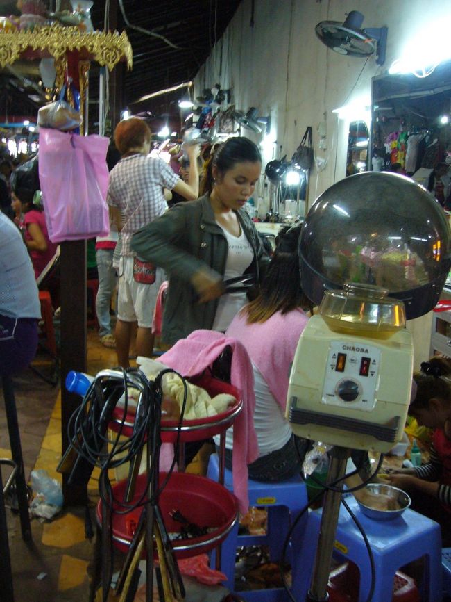 オールドマーケットの一角で、美容室開業中。<br />切るほうも、切られるほうも、堂々としてます。