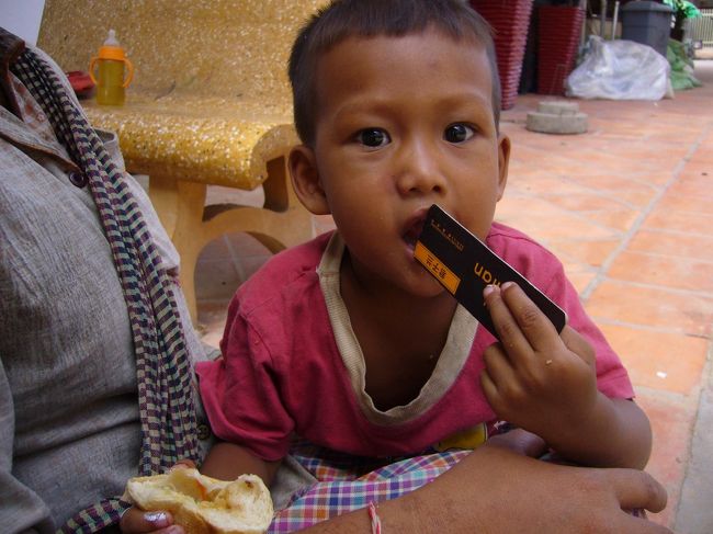 マーケットの近くで出会った男の子。<br />お腹すいてるっぽかったから、サンドイッチを半分コして一緒に食べた。<br />素朴な笑顔に、こっちの顔もほころぶ。<br /><br />貧しくても、自然豊かなカンボジア。<br />たくましく、育ってほしい。夢を持って、生きていってほしい。<br />短かい日程だったけれど、いろいろと考えさせられたカンボジア旅行なのでした…