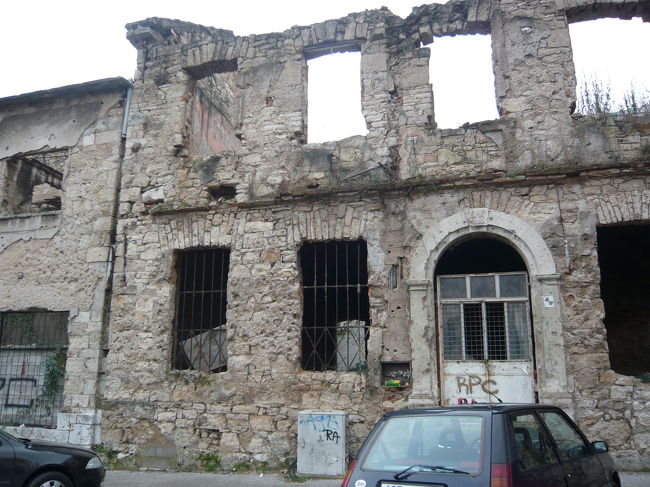 生々しい弾痕の跡がある建物。<br />日本って本当に安心して暮らせる。<br />浮浪者も、数人見かけました。