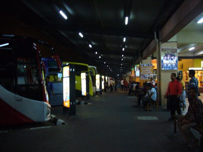 DAY1：シンガ→JB→→→…<br /><br />夕方ふらりと出国し、国境の町・JBへ。<br />ぶらぶらしたら、あっという間に日が暮れて…　夜行バスに乗るべく、ラーキンバスターミナルへ。<br />