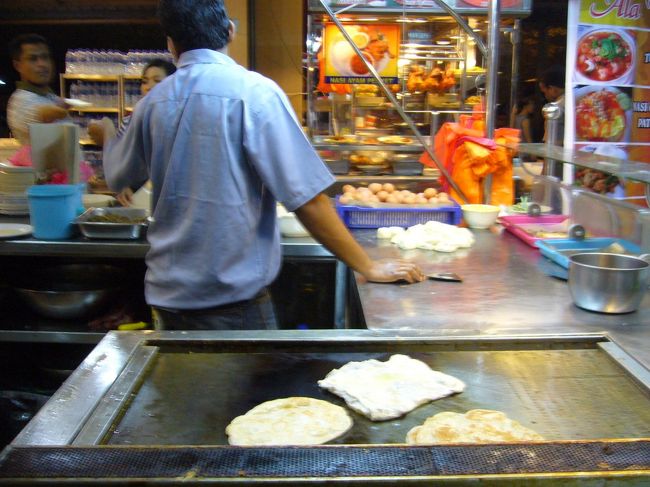 バスに乗る前に、まずはお腹を満たします。<br />大好きなロティ・チャナイ☆<br />