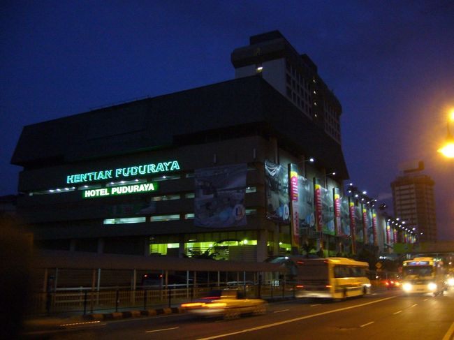 DAY2：KLで過ごす休日<br /><br />一晩バスに揺られて、たどりついたKL。<br />とりあえず、街が明るくなるまでお茶しつつ時間をつぶします。