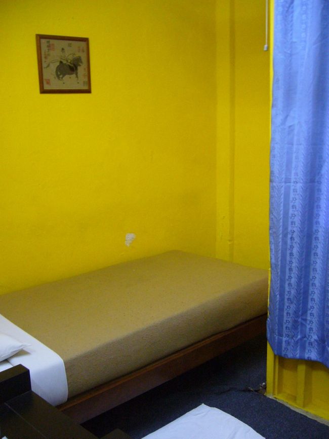 お部屋は狭く、エアコン無のため、なんだか息苦しい…　(ちなみにバストイレ共同)<br /><br />でも、しょうがない。このご時勢で、いくらマレーシアとはいえ、1泊1000円以下なんだもの。<br />なんだかんだ言いつつも、気持ちよく昼寝開始(笑)