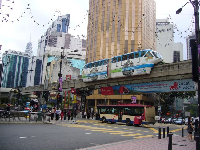 お昼寝したら、元気100％！<br />滞在先近くのブキ・ビンタンからモノレールに乗って、ちょっとお出かけ〜。<br /><br />