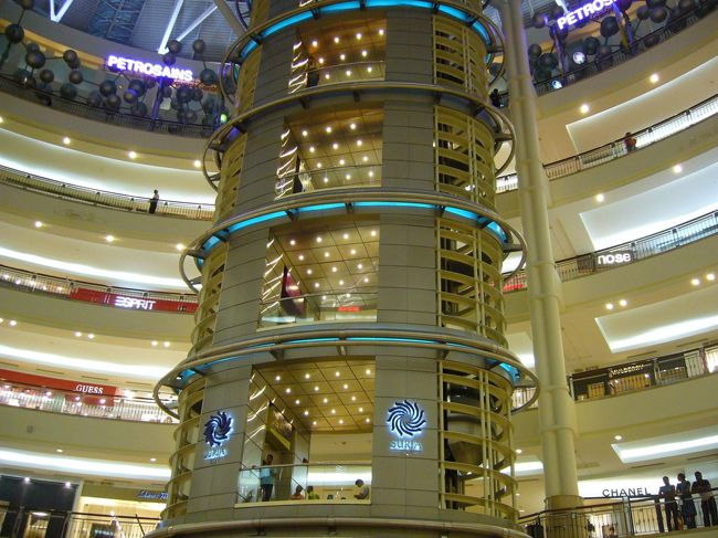 モノレールに揺られて、スリアKLCCまでやってきました。<br />…実は、読書→お茶を繰り返して、2冊持参した本を全部読んでしまった私。紀○国屋(日本の書店)に本を仕入れに来たのでした(爆)