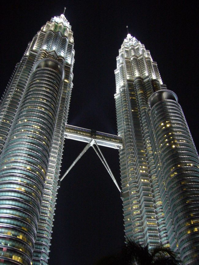 せっかくKLCCまで足を運んだのだから、これを見ないと！！！<br />というわけで、ペトロナスツインタワー。今夜もキラキラ輝いてます。