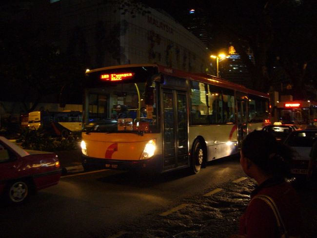 帰りは、バスで帰ります(KLでバスに搭乗するのは、何と初)。<br />快適な乗り心地。バス内部の雰囲気も、シンガポールと変わらないです。