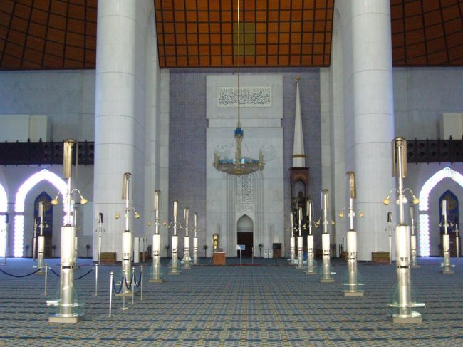 内部。何千人収容っていってたかな…？とにかく広〜〜い！！！<br /><br />ボランティアガイドがモスク内部を案内しつつ、イスラム教の歴史について説明してくれます。