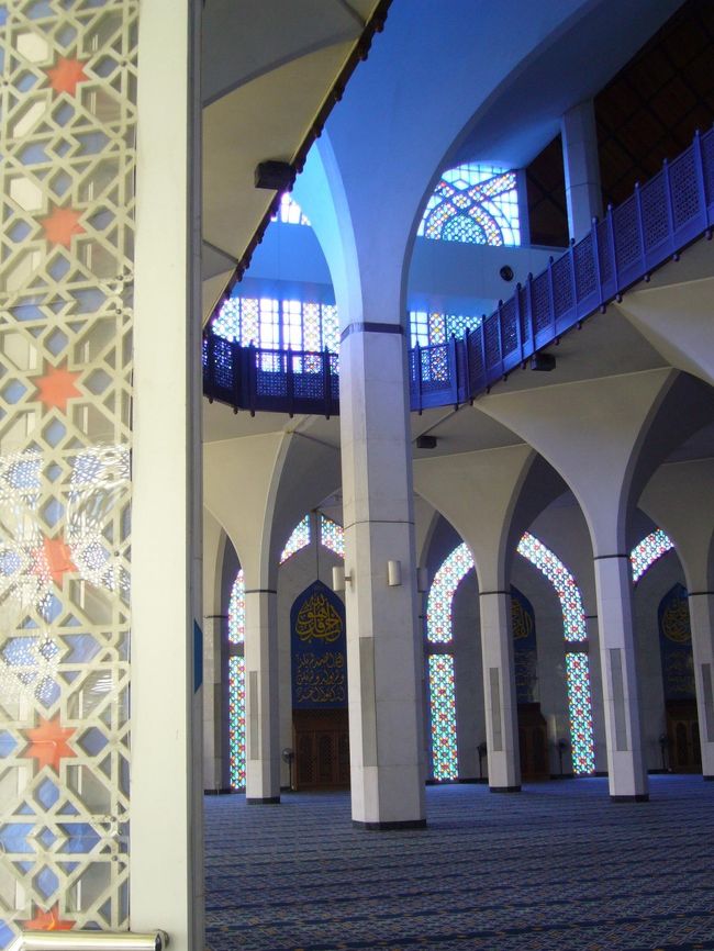 横からパチリと。<br />扉の模様が素敵。