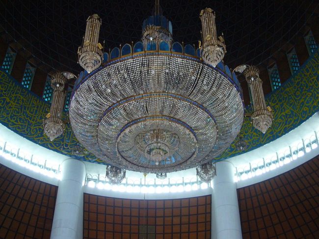 天上のシャンデリアも、豪奢で素敵でした。<br />キラキラ☆