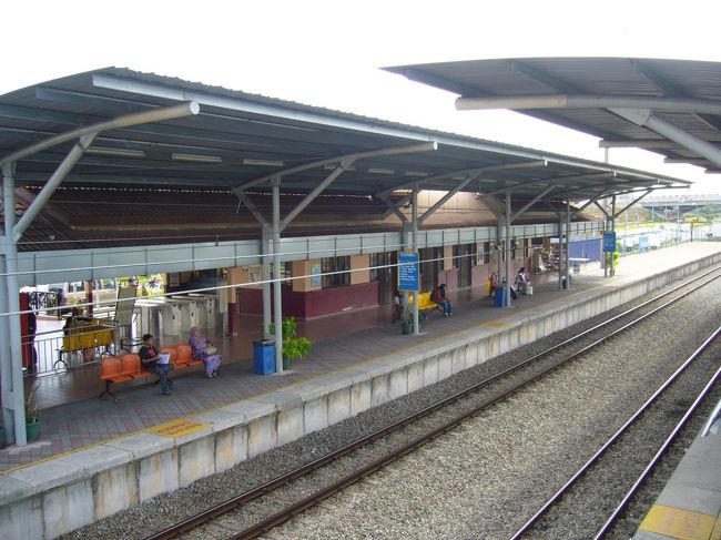 シャーアラム駅。<br />地方都市、って感じのこじんまりとした駅。ほのぼのと落ち着きます。<br /><br />いったんKLに出てから、ゆらりバスに揺られて、シンガポールに戻ります。<br />こんな観光しない旅も、たまには楽しい、かも。
