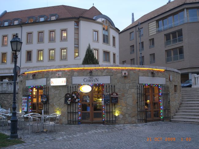 長い道のりの中でこんなカフェはきっと憩いなのでしょう。<br />夕暮れで雰囲気もぐっと盛り上がってきました