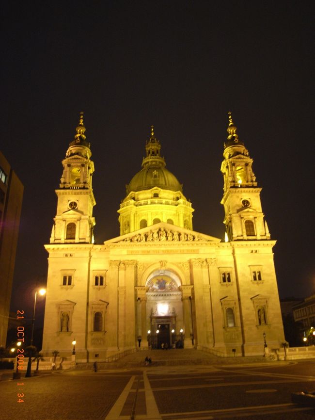 聖イシュトヴァーン大聖堂<br />はじめてみたのがこのライトアップ、荘厳