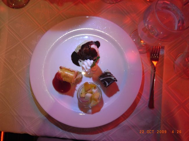 バフェ散々楽しんで、そろそろお開きか！と思っていたら、デザート盛り合わせ。<br />でも、おいしかった♪