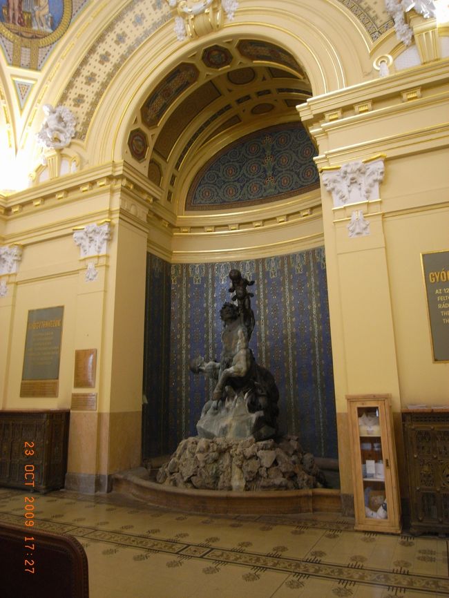 こちらは自由広場にある温泉。<br />昨晩の所より、新しく、料金も少し高い。<br />でもきれい