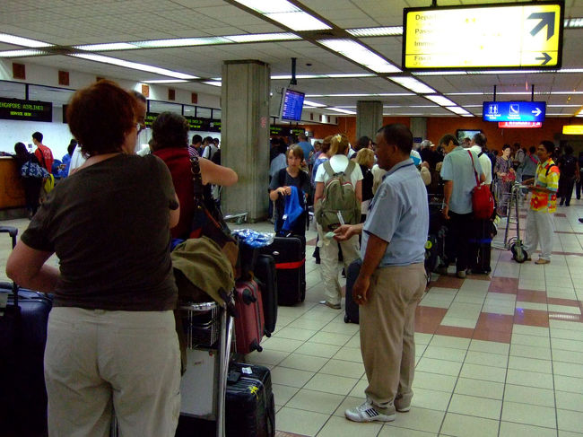 9：30発の飛行機に乗るため、HOTELを出発したのは6：45。<br />パッキング担当の私は４時起床したので、眠さが抜けないまま空港に着くと既に長い行列が出来ていた。