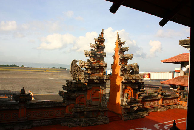 チェックインを済ませ、搭乗ゲートへ向かって歩いていると、空港内にも割れ門を発見。