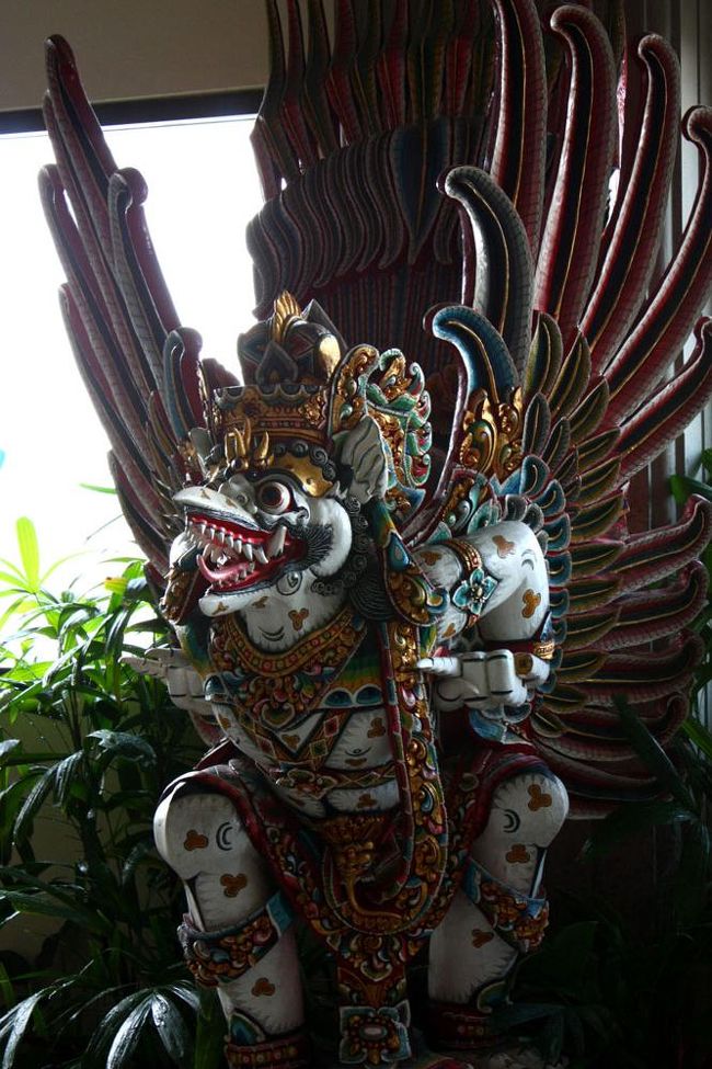 搭乗口のそばにあったガルーダの大きな像。<br />カラフルで細工も細かく迫力があった。