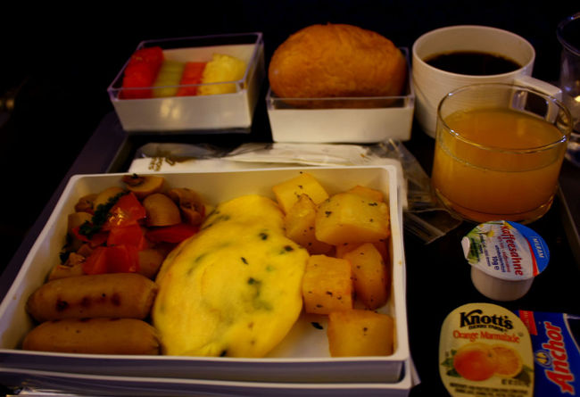 夫が選んだ卵メインの洋食系機内食。