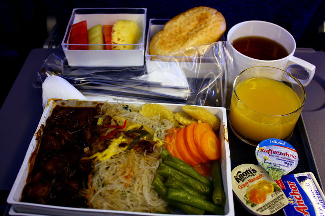 私が選んだビーフンメインの機内食。