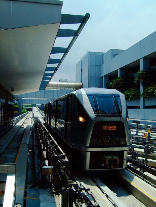 違うターミナルへ向かうには空港内電車で移動するチャンギ空港。<br />