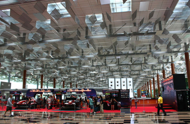 到着した建物は、またまたデカい！<br />F１関係のモノがが飾ってあっても圧迫感無く、とにかく広くていくら歩いても目的地に辿りつけない感覚に陥った(笑。