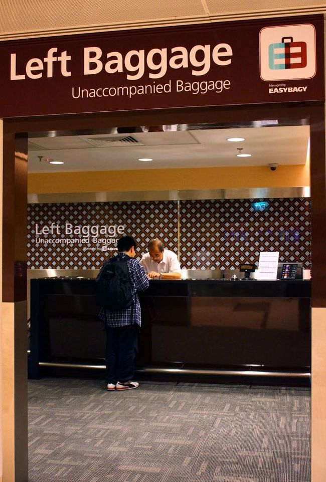 案内に従って到着したのは手荷物預り所。<br />10kg以内なら24時間：3.21Sドルで、それ以上は価格表に準じて変化する(2009.5現在)。<br />受付の男性がとても親切で「このあと何処行きたいの？」と聞かれたので答えると、MRT路線図をくれて丁寧に乗り換え駅まで教えてくれた。