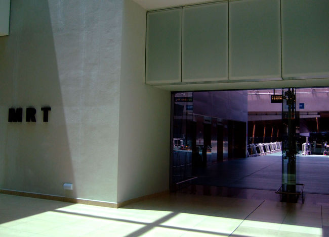 身軽になったのでシンガポールの街へ出発。<br />空港内からMRTが直結しているので楽チン！