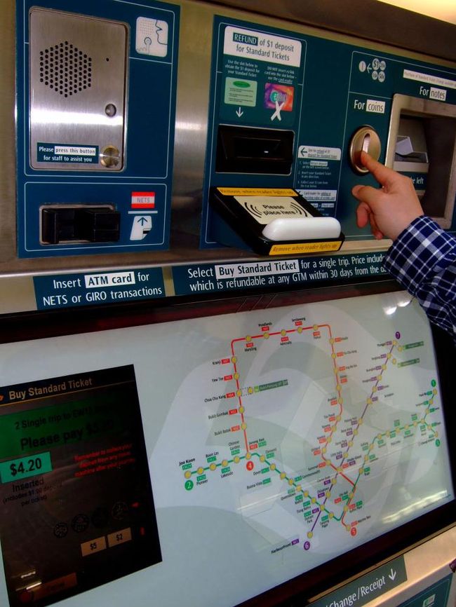 MRT：チャンギ空港駅から乗車し、教えてもらったタナメラ駅で乗換えて目指すはブギス駅。<br />運賃は１人：2.6Sドル。