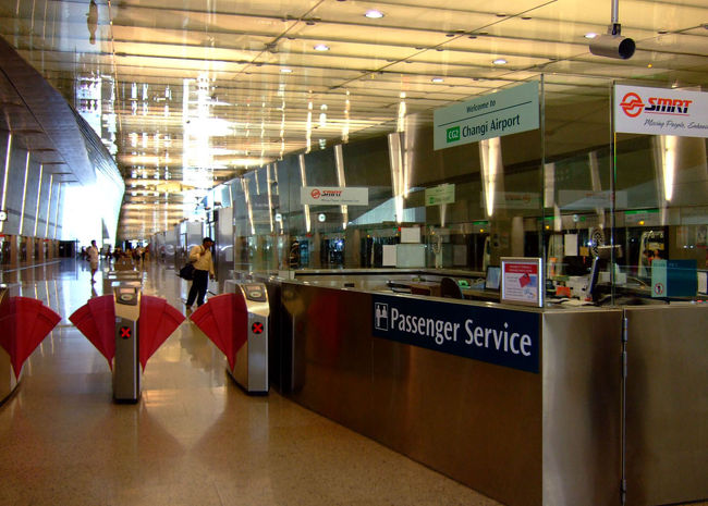 改札脇のカウンターで両替をしてくれるけど、券売機と距離があるのでまた戻らなければならず、ちょっと面倒くさい。<br />