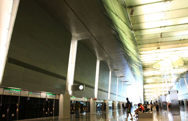 MRTは２-12分間隔で運転されているので特に時刻表は無い。<br />MRTは３路線から成り立っていて、空港につながっているのは東西線。<br />