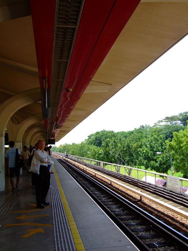 タナメラ駅で乗り換え。<br />MRTは各駅ごとに建物テーマがあるそうなので、探してみるとイイかも♪<br />