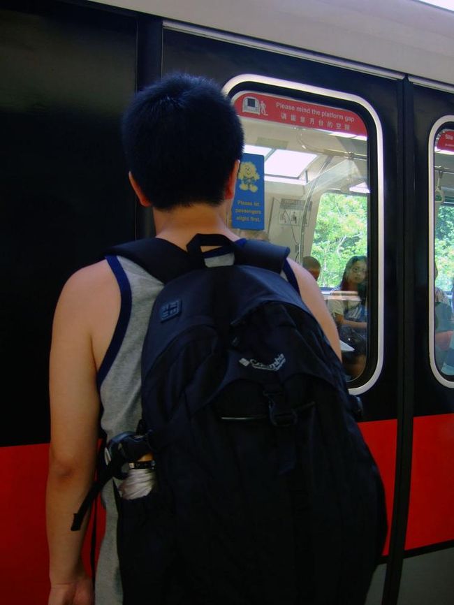 多民族国家のシンガポール。<br />駅名は英語・中国語・マレー語・タミール語で表記され、見慣れない文字が並んでいて面白い♪<br />勿論、アナウンスも４ヶ国語で案内していた。