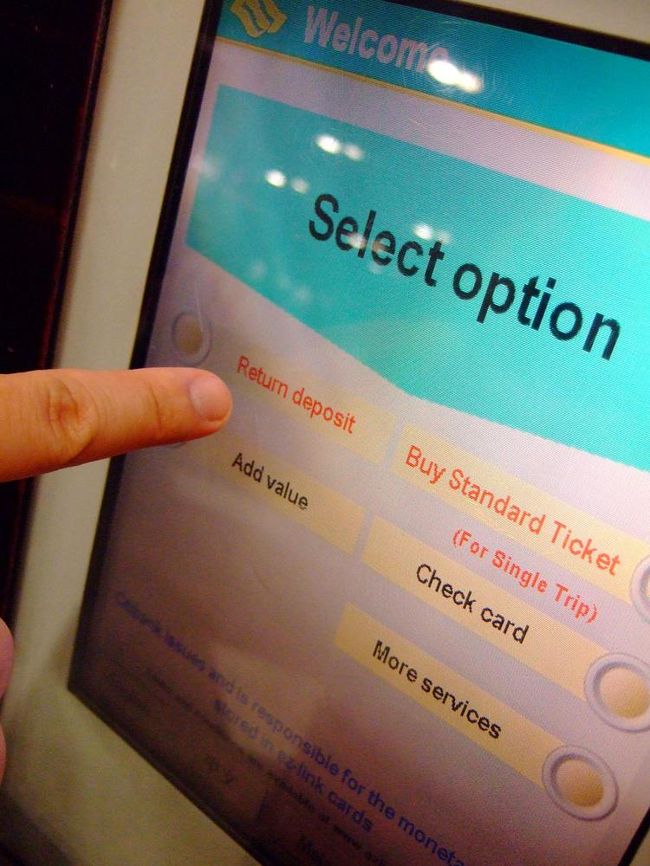 MRT下車後は忘れずに払い戻しを。<br />ICカードにデポジットが加算されているので、駅構内にある自動券売機で払い戻しが出来る。